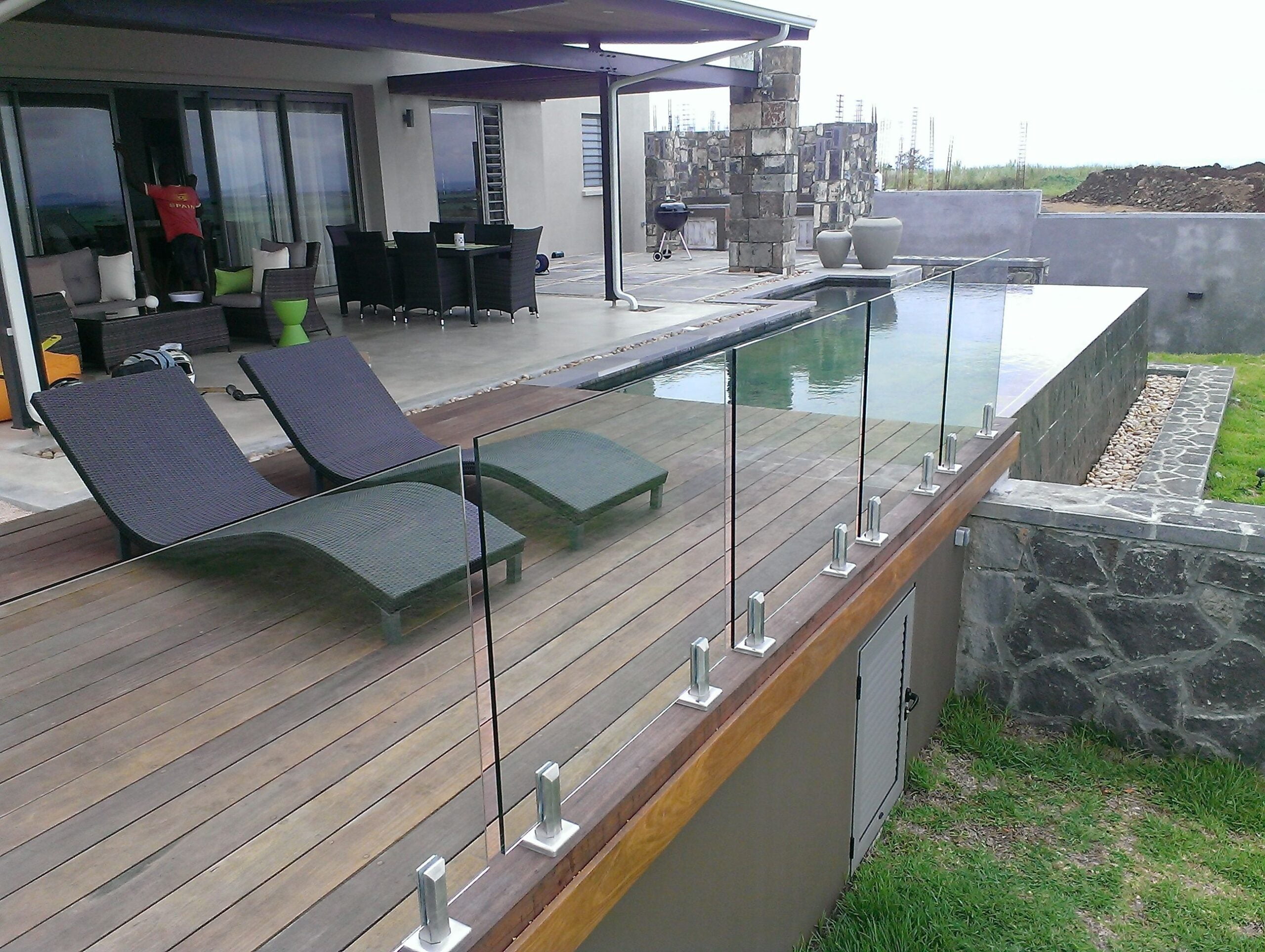 Read more about the article HANDRAIL & GLASS BALUSTRADE SYSTEMS – En